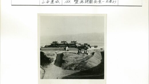 传统建筑群与山脉风光.jpg