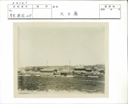 传统建筑群与田野山景.jpg