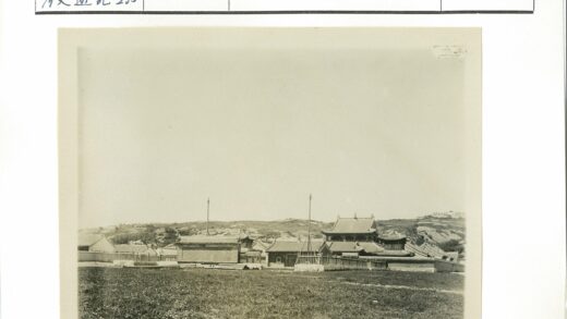 传统建筑群与田野山景.jpg
