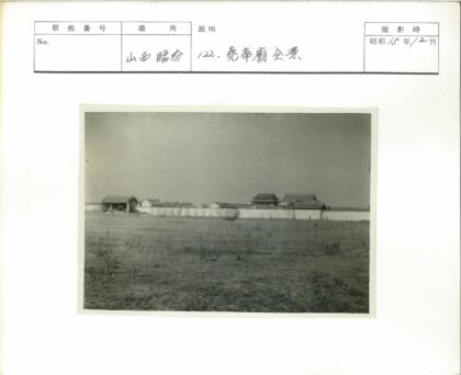 传统建筑群与草地景观.jpg