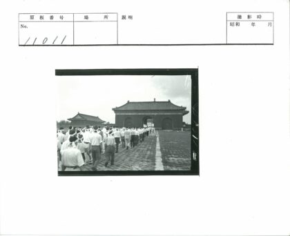 传统建筑群白衬衫队伍行进.jpg