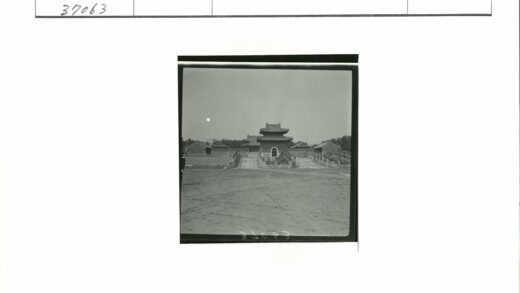 传统建筑群石头通道景观.jpg