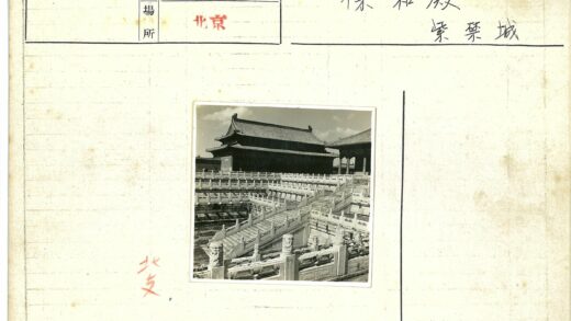 传统建筑群石栏楼梯与华丽屋顶.jpg