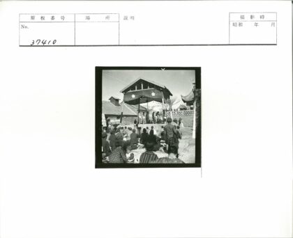 传统建筑舞台户外表演.jpg