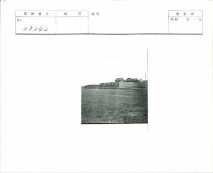 传统建筑草地蓝天.jpg