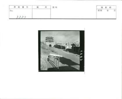 传统建筑街景与山丘风光.jpg