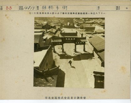 传统建筑街景与行人.jpg