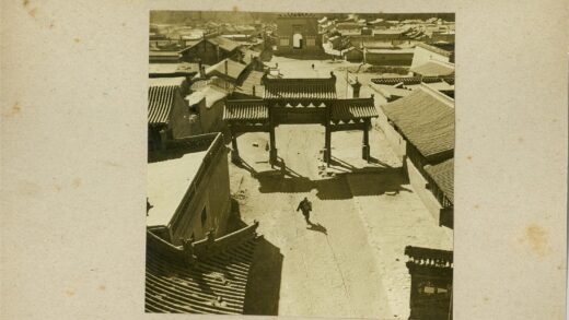 传统建筑街景与行人.jpg