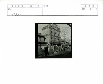 传统建筑街景与行人掠影.jpg