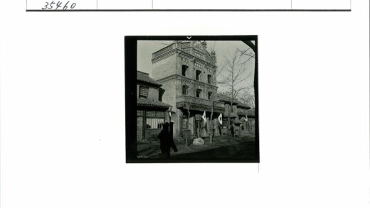 传统建筑街景与行人掠影.jpg