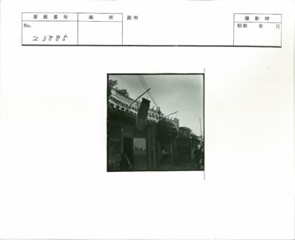 传统建筑街景与行人生活.jpg