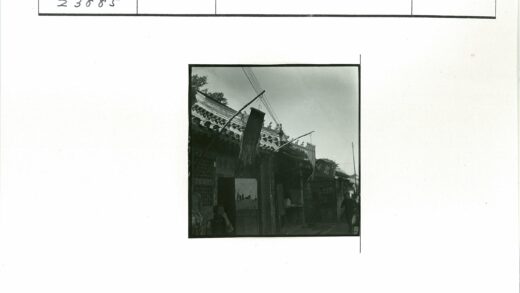 传统建筑街景与行人生活.jpg