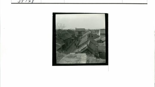 传统建筑街景与行人黑白照.jpg