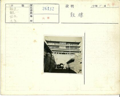 传统建筑街景与马车.jpg