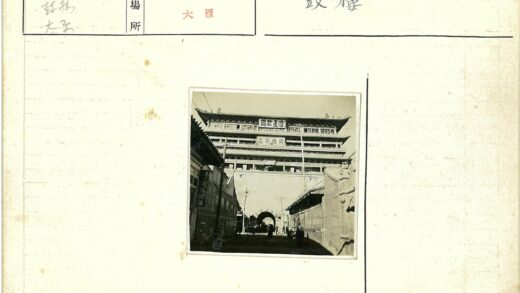 传统建筑街景与马车.jpg