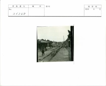 传统建筑街景人群土路.jpg