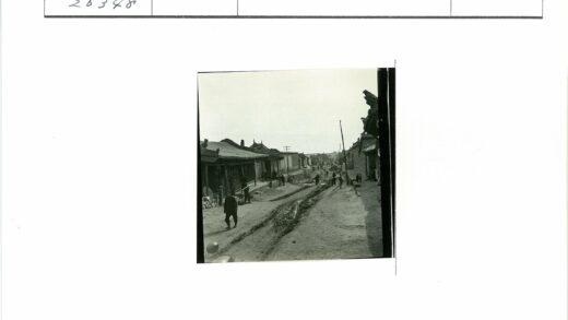 传统建筑街景人群土路.jpg