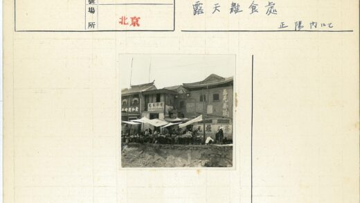 传统建筑街景天篷下人群.jpg