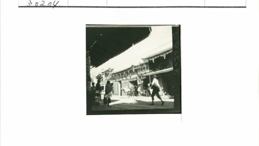 传统建筑街景散步交谈.jpg