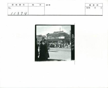 传统建筑街景旗帜游行.jpg