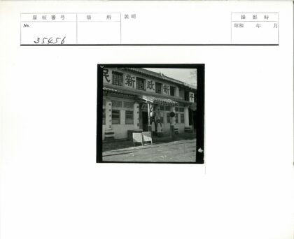 传统建筑街景灯笼门前景象.jpg