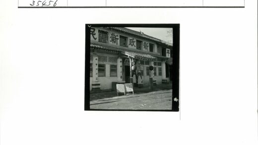 传统建筑街景灯笼门前景象.jpg