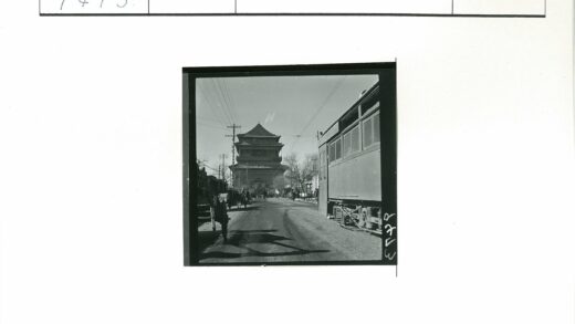 传统建筑街景电车马车行人.jpg