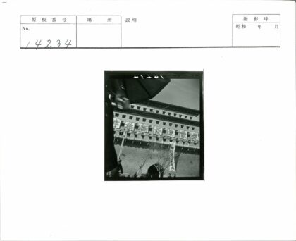 传统建筑街景行人撑伞.jpg