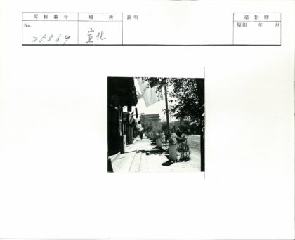 传统建筑街景行人旗帜小树.jpg