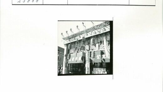 传统建筑街景行人灯笼黑白.jpg