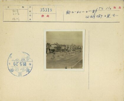 传统建筑街景行人自行车绿树.jpg