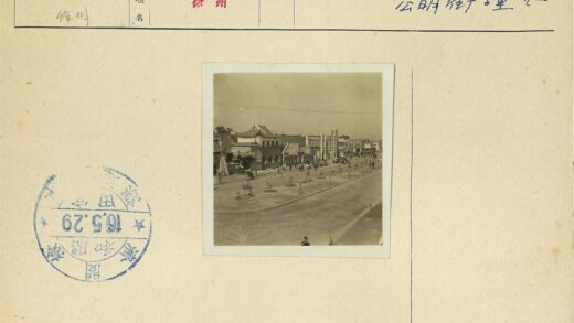 传统建筑街景行人自行车绿树.jpg