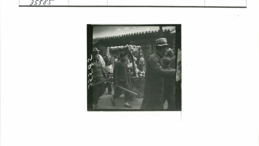 传统建筑街道上的装饰轿子游行.jpg