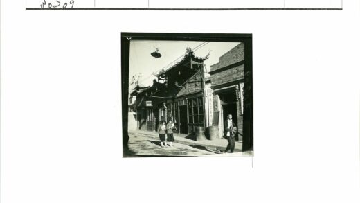 传统建筑街道与架空电线景观.jpg