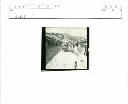 传统建筑街道与群山卡车.jpg