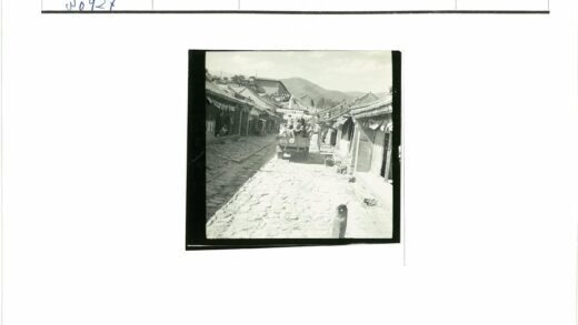传统建筑街道与群山卡车.jpg