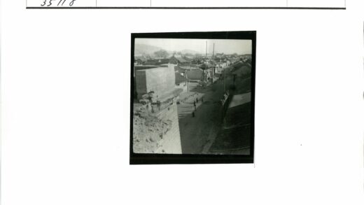 传统建筑街道与远山景色.jpg