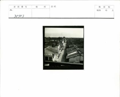 传统建筑街道与远山晴空.jpg