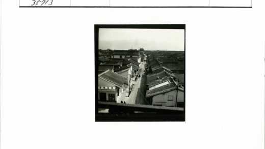 传统建筑街道与远山晴空.jpg