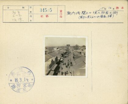 传统建筑街道人群与大门风景.jpg