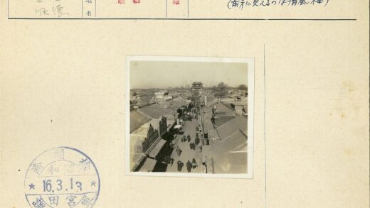传统建筑街道人群与大门风景.jpg