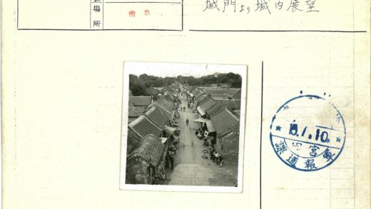 传统建筑街道人群交流.jpg