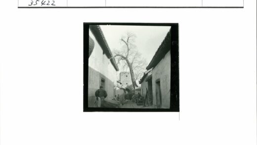 传统建筑街道冬日人潮.jpg