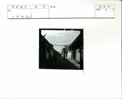 传统建筑街道旗帜行人.jpg