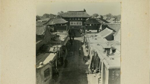 传统建筑街道繁忙景象.jpg
