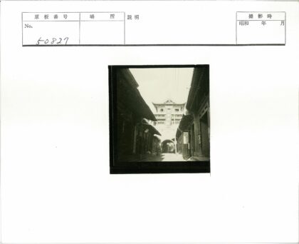 传统建筑街道骑自行车的人.jpg