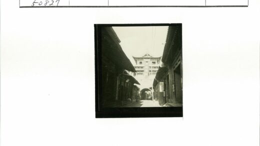 传统建筑街道骑自行车的人.jpg