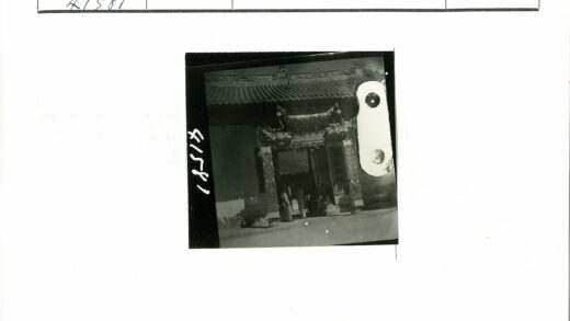 传统建筑装饰入口人群.jpg