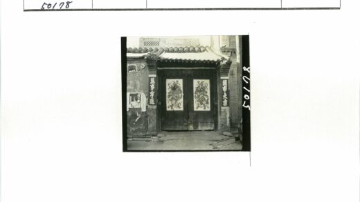 传统建筑装饰木门入口.jpg