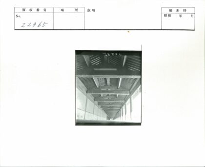 传统建筑走廊木梁雕刻装饰.jpg